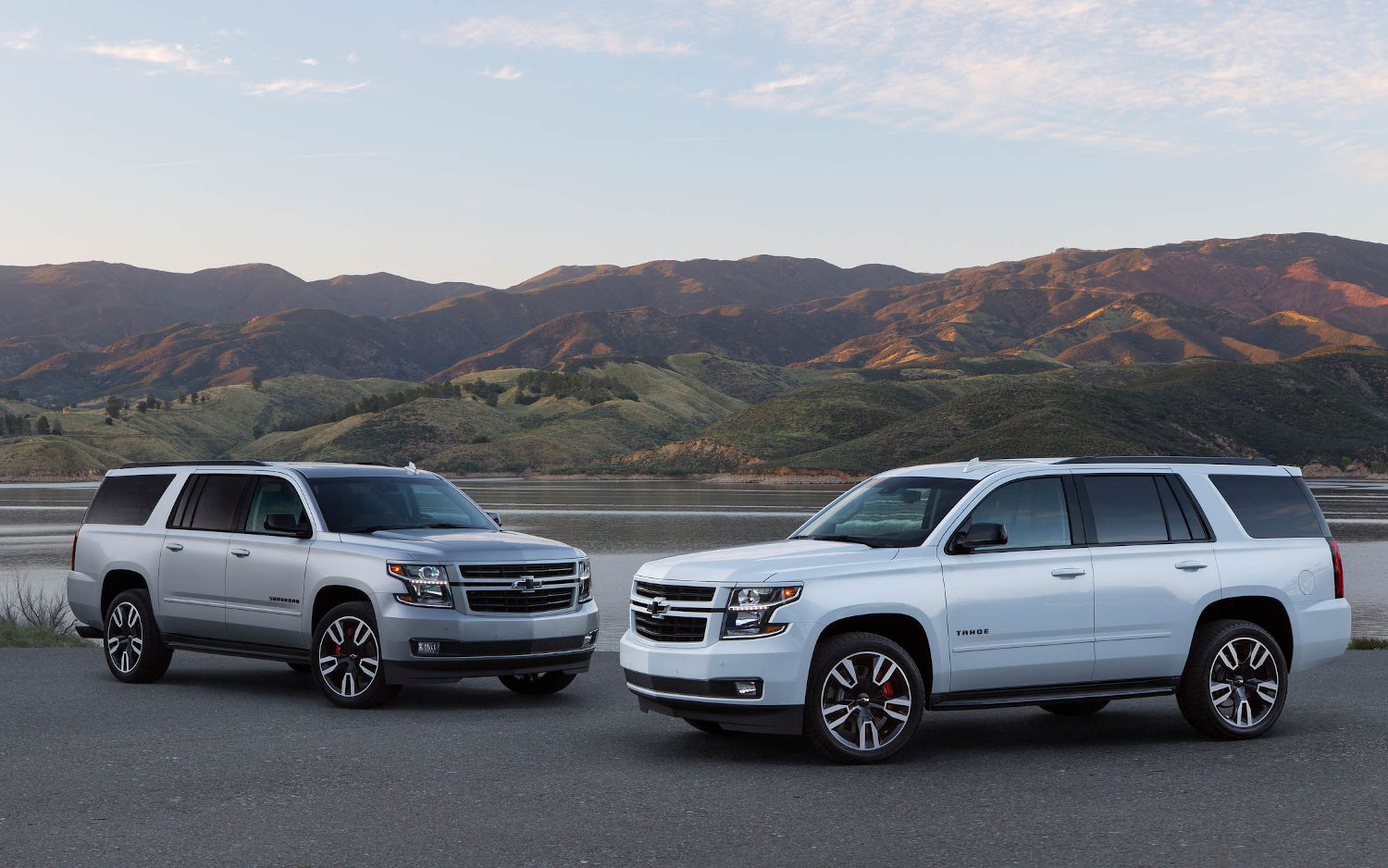 Comparison Chevrolet Suburban Premier 2019 vs Volvo XC90 T6 R